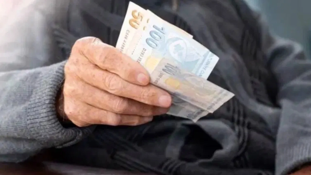 800 bin emeklinin maaşı 23 bin 552 liranın altına düştü: Kök aylık sarmalı büyüyor