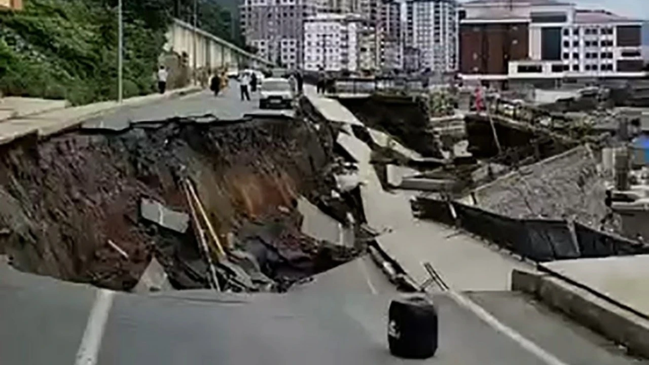 Rize’de yol çöktü