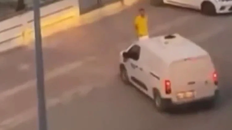 Antalya'da tartıştığı kişinin üzerine otomobilini sürdü: Apartman kapısına sıkışan şahıs ağır yaralandı