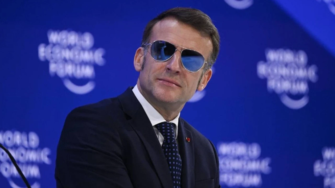 NATO Zirvesi’nde yine aynı görüntü! Gece gündüz çıkarmıyor! Macron neden güneş gözlüğü takıyor?