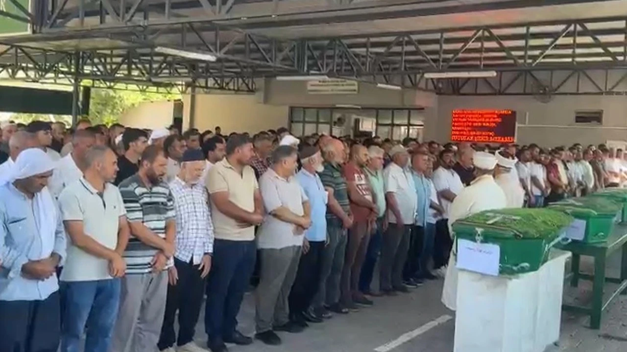 Mersin'de kahreden veda: 4 tabut yan yana dizildi! Anne, baba, teyze, yeğen... Feryatlar içinde son yolculuğuna uğurlandı