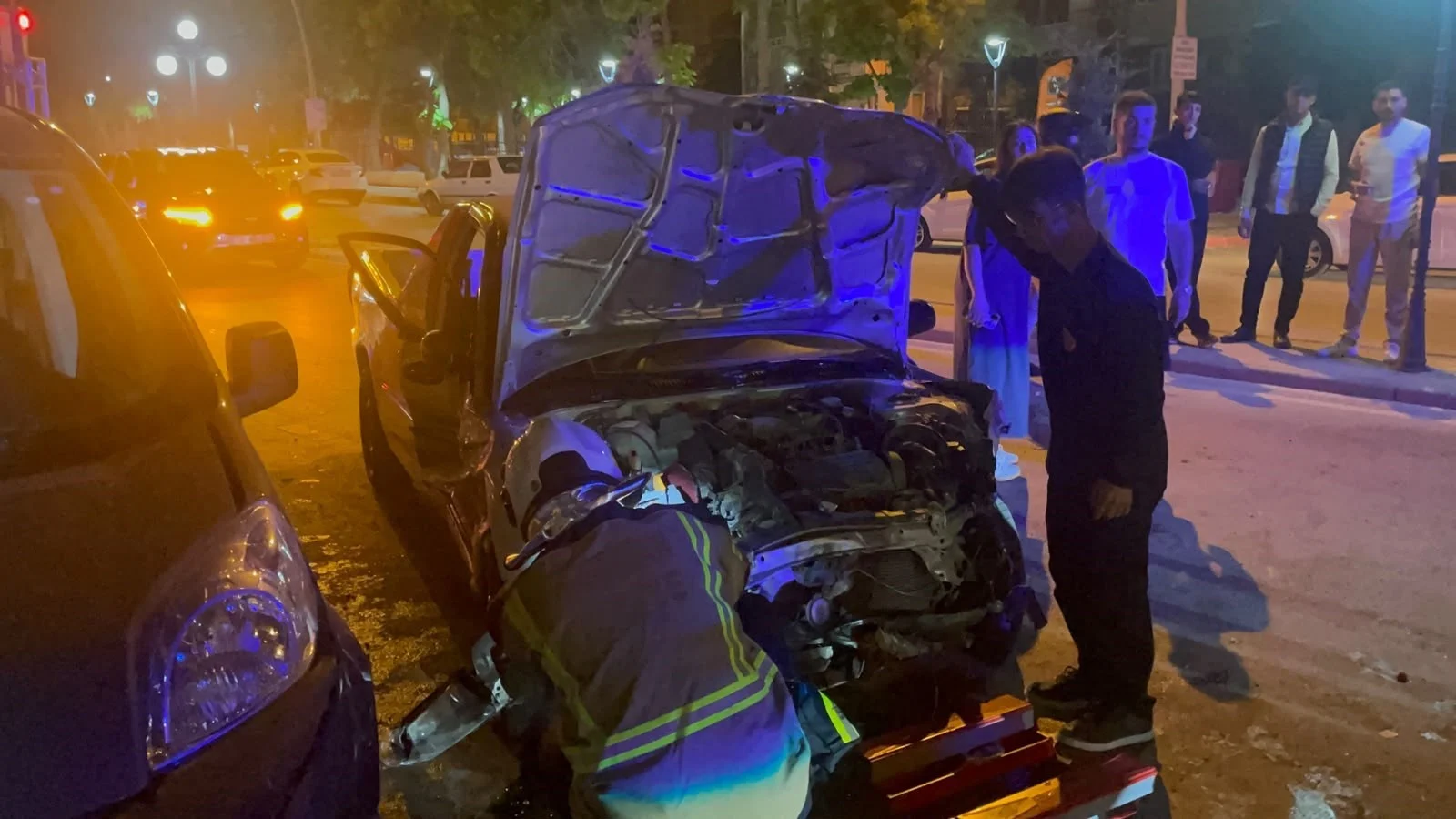 Kontrolden çıkan pikap terör estirdi! Karşı şeride geçip aydınlatma direğini deviren araç park halindeki otomobilleri biçti!