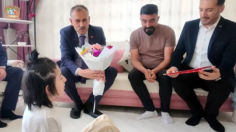Evinde eğitim gören serebral palsili Elif 'in karnesini Vali Bozkurt verdi