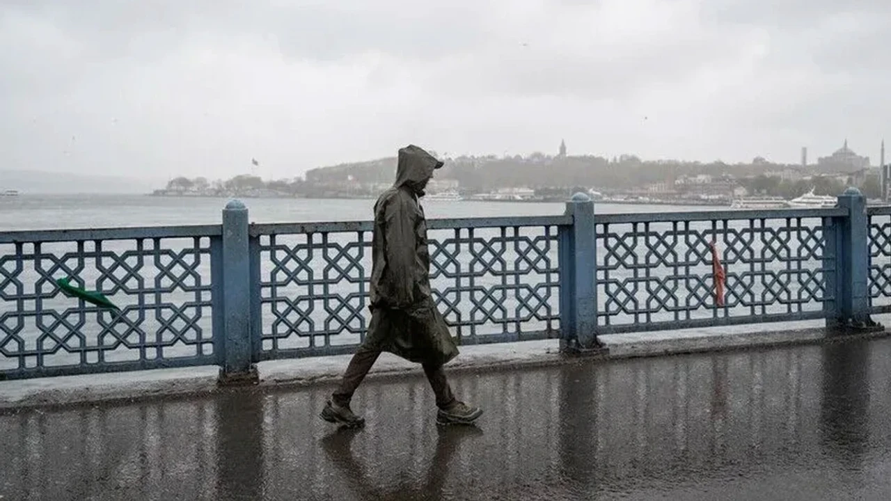 İstanbul'da beklenen sağanak başladı: Yollarda su birikintileri oluştu