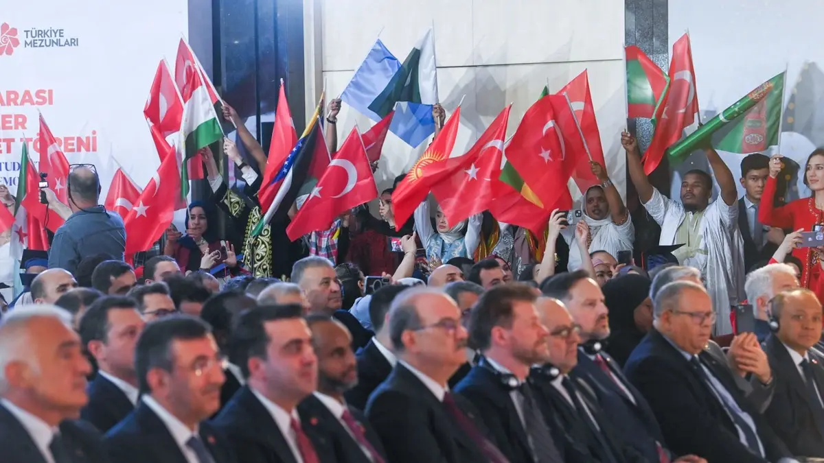 Türkiye Bursları Programı'na yoğun ilgi! Bakan Ersoy: "Ülkelerinizin en güçlü temsilcilerisiniz"