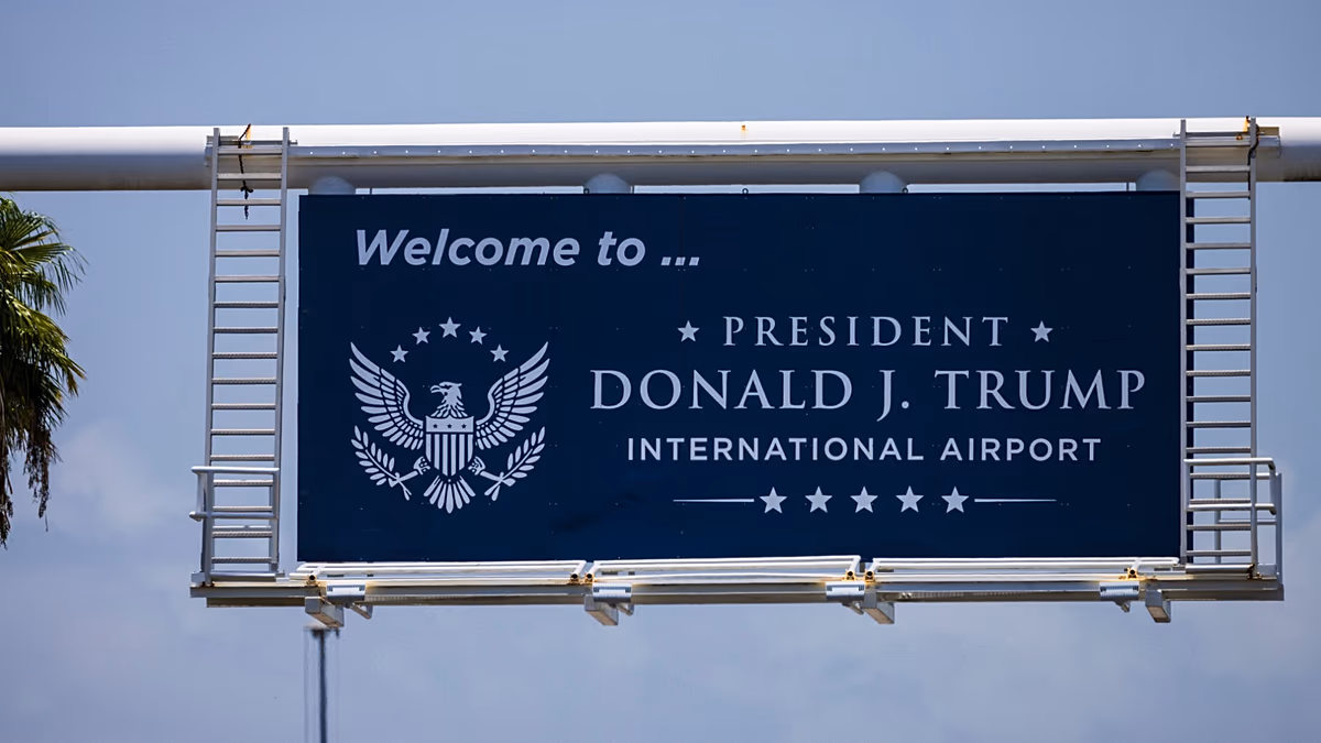 Florida'daki Palm Beach havalimanına Trump'ın adı verildi