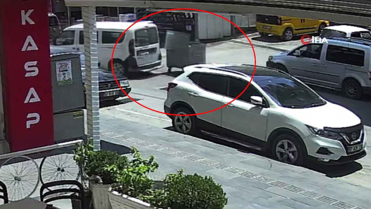 Kontrolden çıkan çöp konteyneri caddeye dalıp araca çarptı! O anlar kamerada