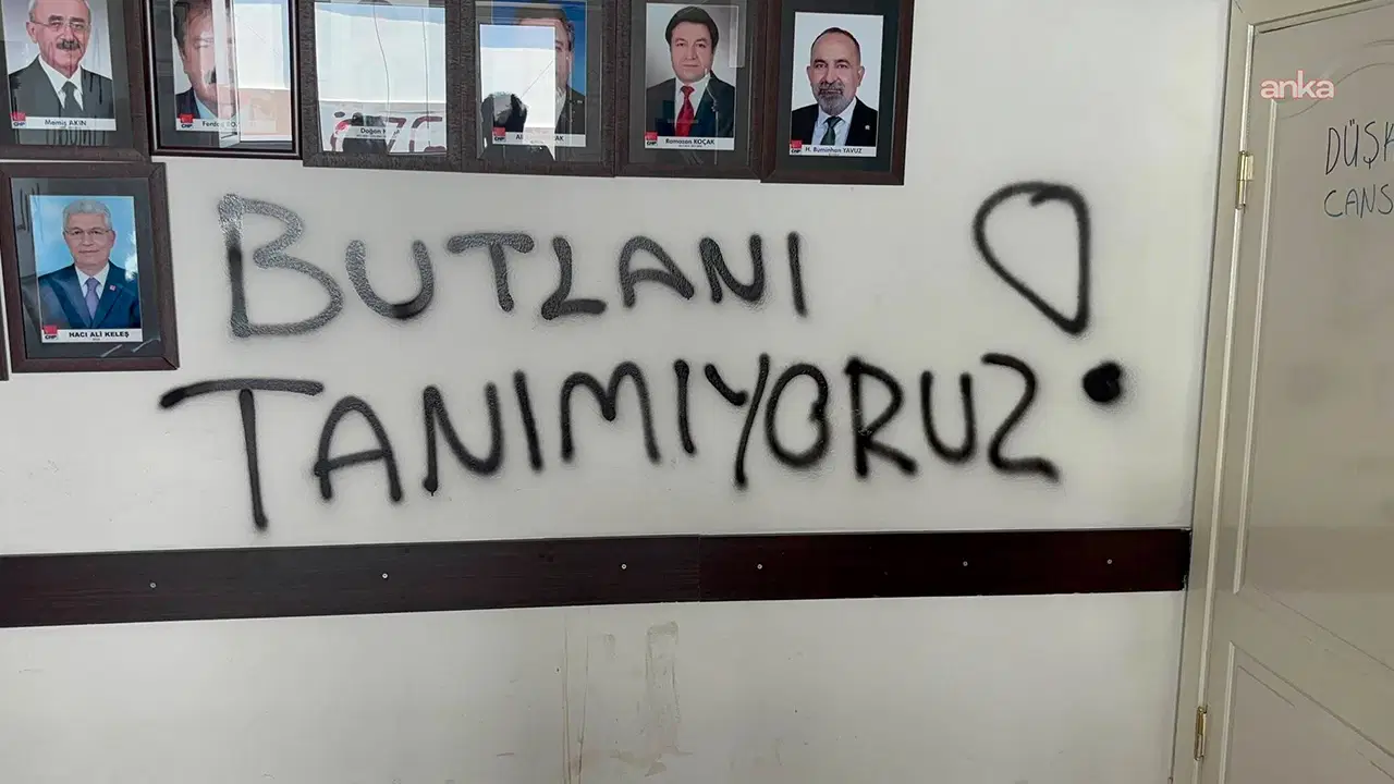 CHP Aksaray İl Başkanlığı'na atamaya tepki gösteren partililer nöbet başlattı