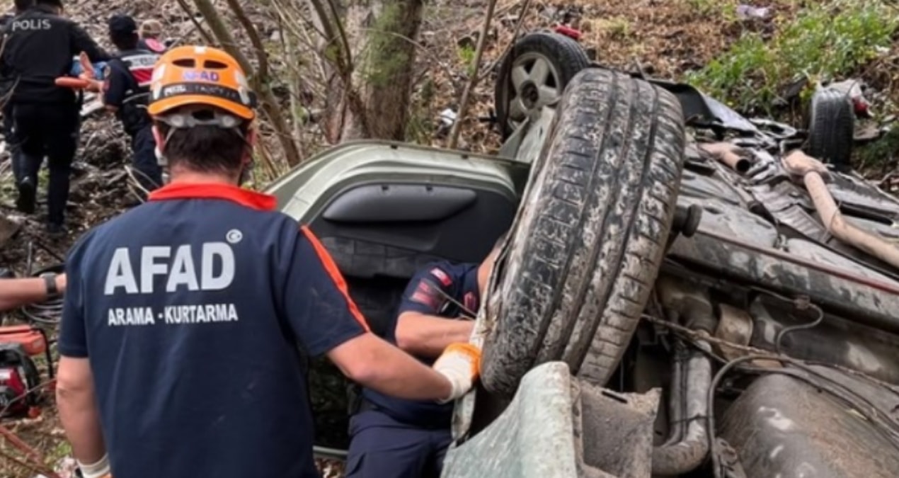 Sivas'ta otomobil devrildi: 1 çocuk öldü, 4 kişi yaralandı