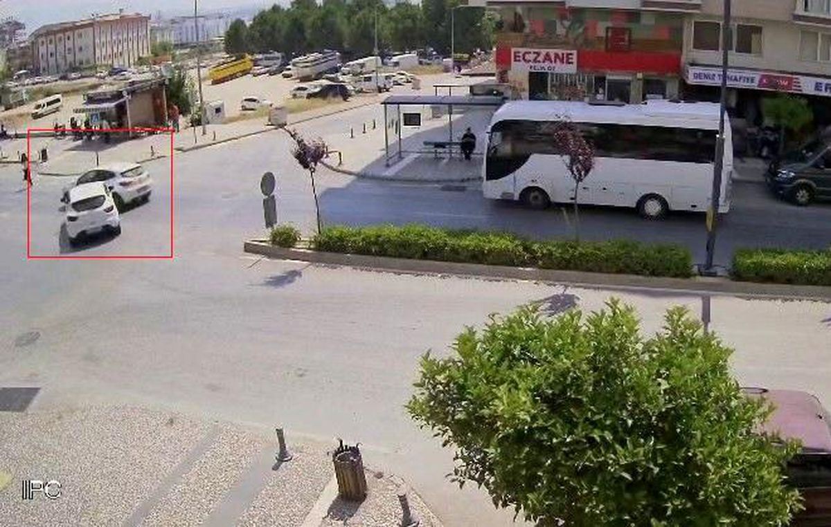 Antalya'da göz göre göre gelen kaza kamerada