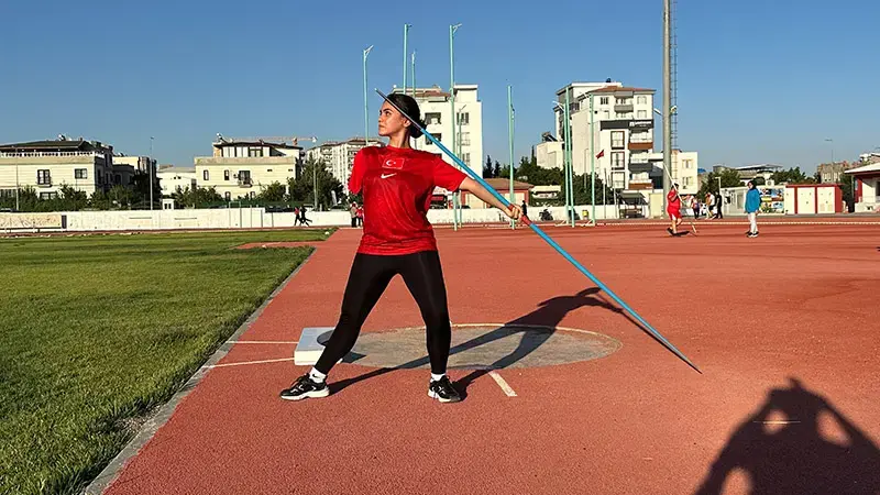Enkazda ailesini ve kolunu kaybeden Meryem, 3 farklı branşta Türkiye şampiyonu oldu