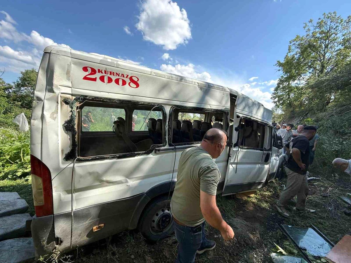 Burdur'da minibüs tarlaya uçtu: 8 yaralı