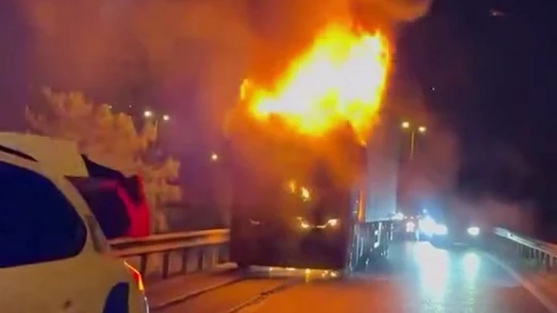 TEM Otoyolu'nda korkutan yangın: Tır alevlere teslim oldu