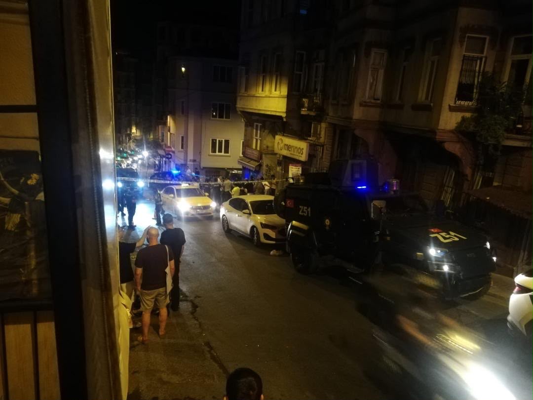 Beyoğlu'nda sokağa patlayıcı bırakıldı. Bina, araç ve iş yerlerinde hasar oluştu