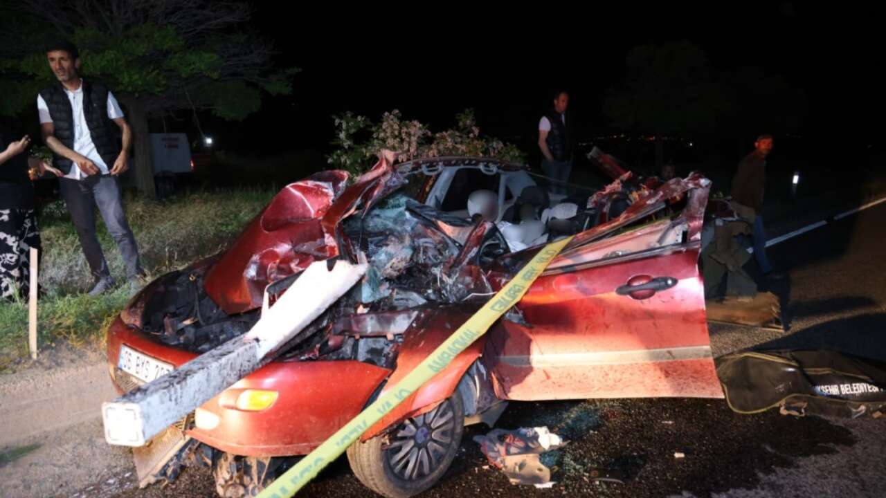 Otoyolda korkunç kaza: Tırın tamponu otomobile isabet etti