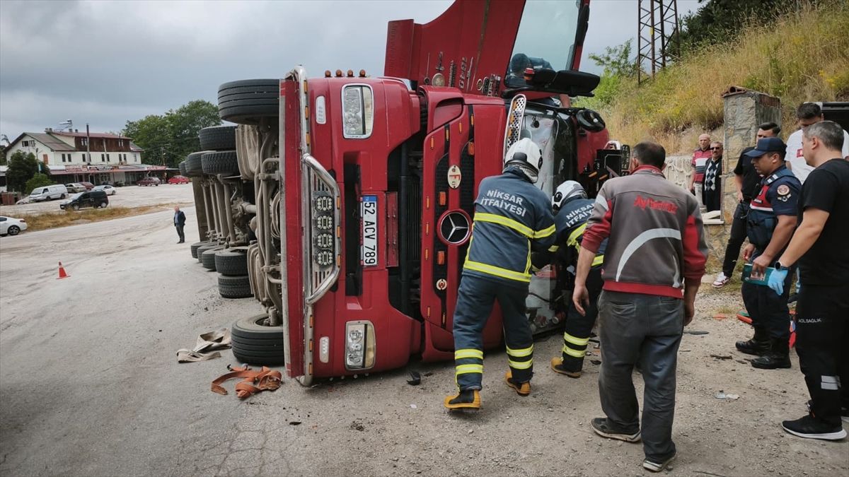 Tokat'ta devrilen kamyondaki 3 kişi yaralandı