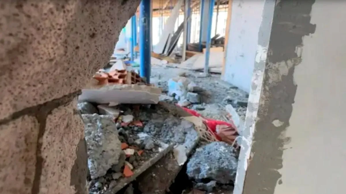 Mikser hortumu bitişikteki evin duvarını deldi; salonu betonla doldurdu