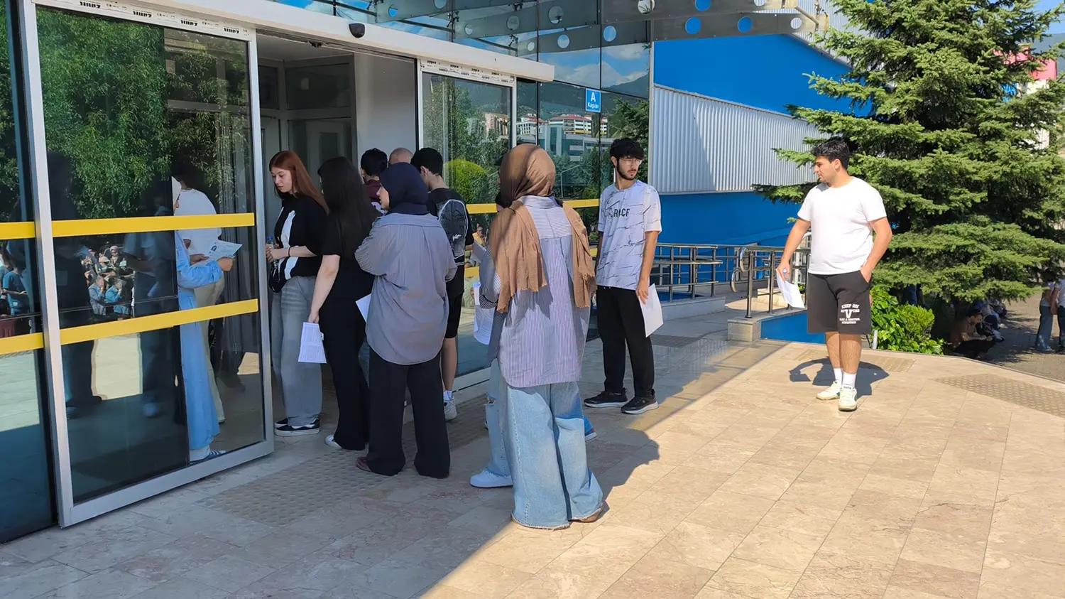 Milyonlarca aday üniversite hayali için ter döküyor! YKS'nin ikinci oturumu AYT başladı