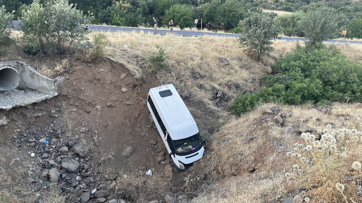 Siverek'te tarım işçisi minibüsü devrildi: 4 yaralı