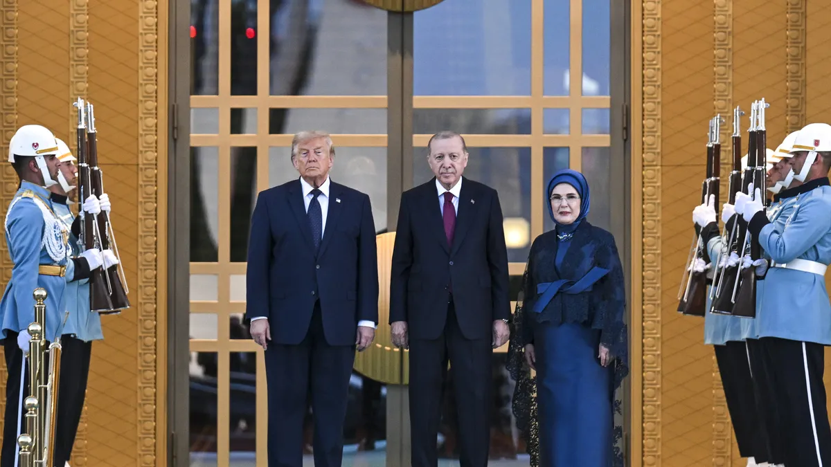 NATO resepsiyonunda samimi anlar! Başkan Erdoğan ve Trump ayaküstü sohbet etti | Erdoğan çifti liderleri tek tek karşıladı