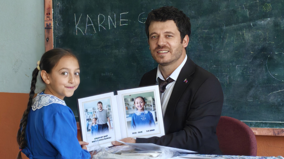 İlayda Kozlu, karnesini okulun tek öğretmeni Muhammed Bağ’dan aldı