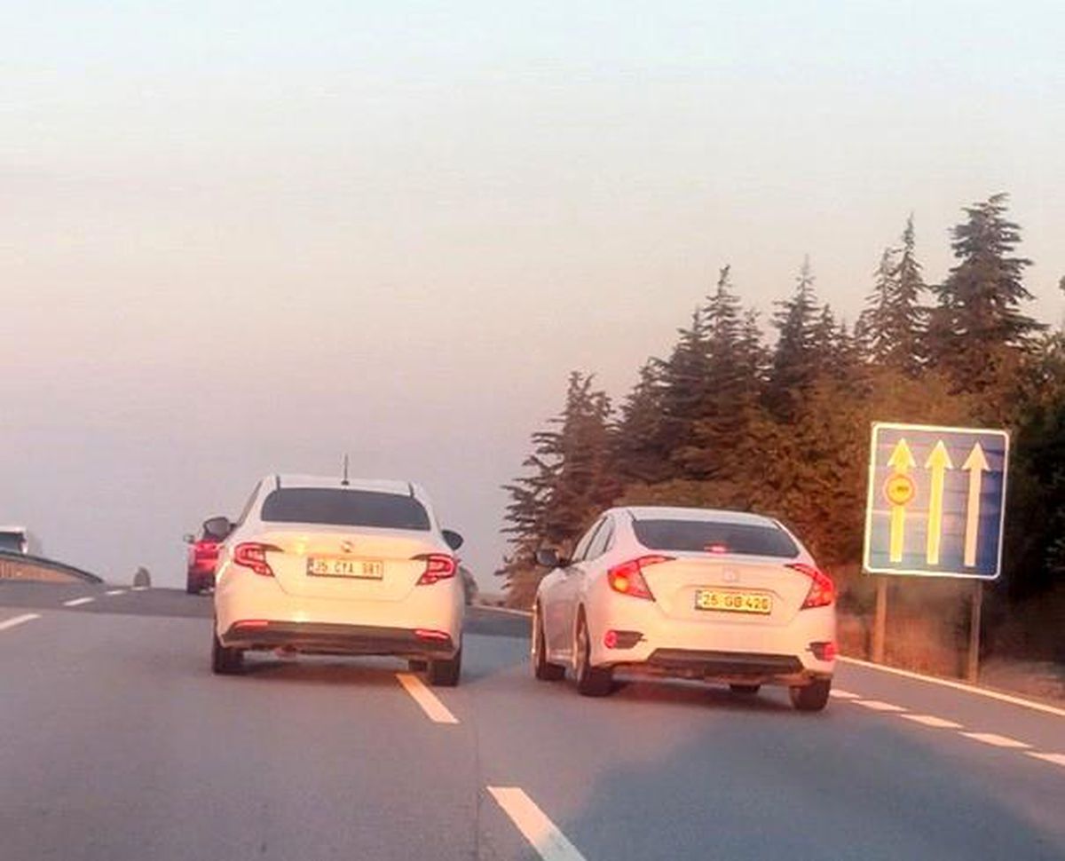 EskişehirBursa yolunda birbirini sıkıştıran 2 araç trafiği tehlikeye attı