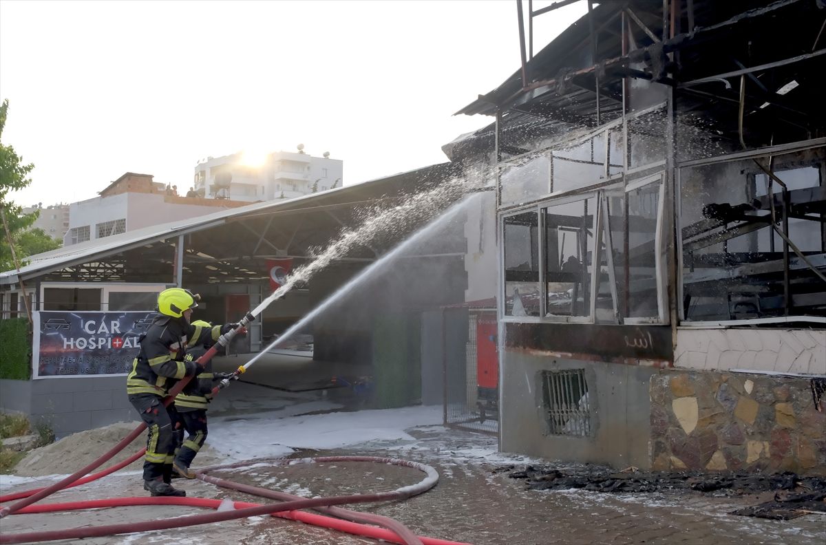 Mersin'de unlu mamuller işletmesinde çıkan yangın söndürüldü