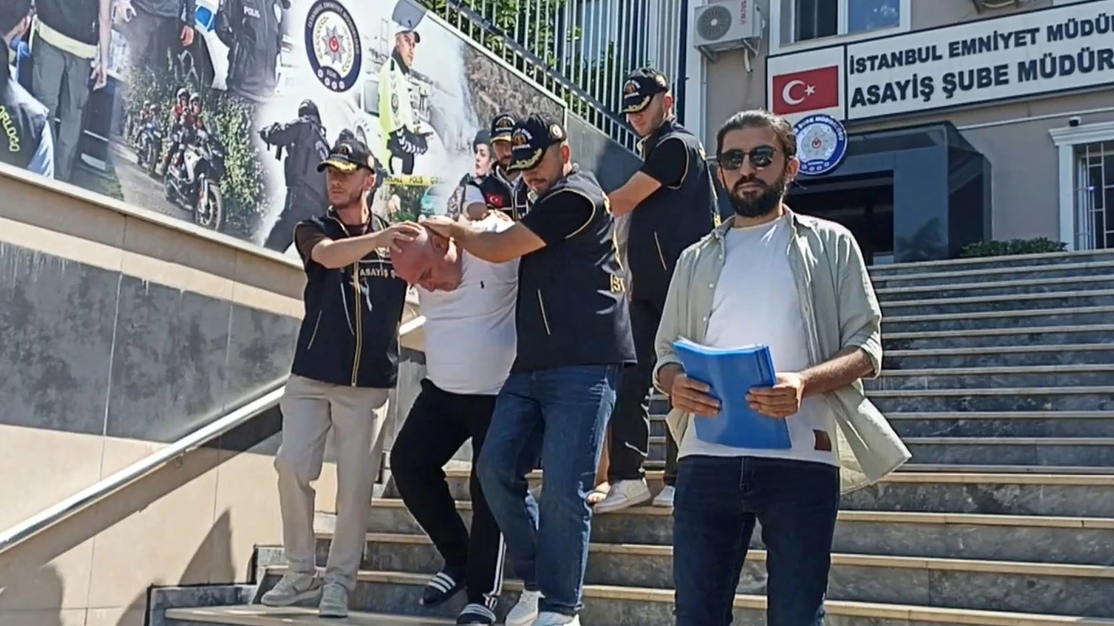 Kılık değiştirip 4 kilo altın çalan 2 şüpheli yakalandı