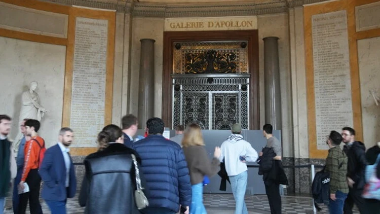 Louvre Müzesi büyük soygunun yaralarını sarıyor: Apollo Galerisi kapılarını ziyaretçilere açacak