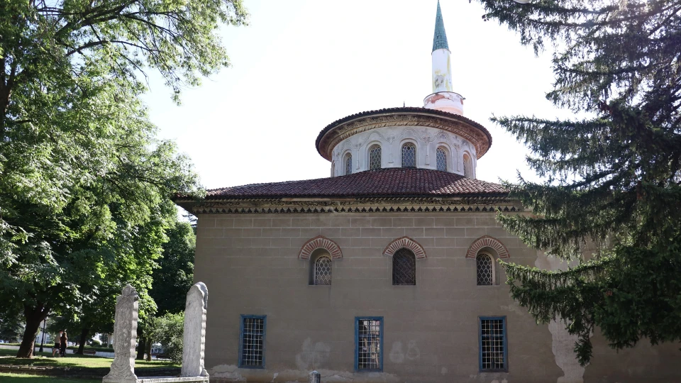 Bulgaristan’daki Bayraklı Camii Osmanlı Barok Süslemeleriyle Dikkat Çekiyor | GÜNDEM HABERLERİ