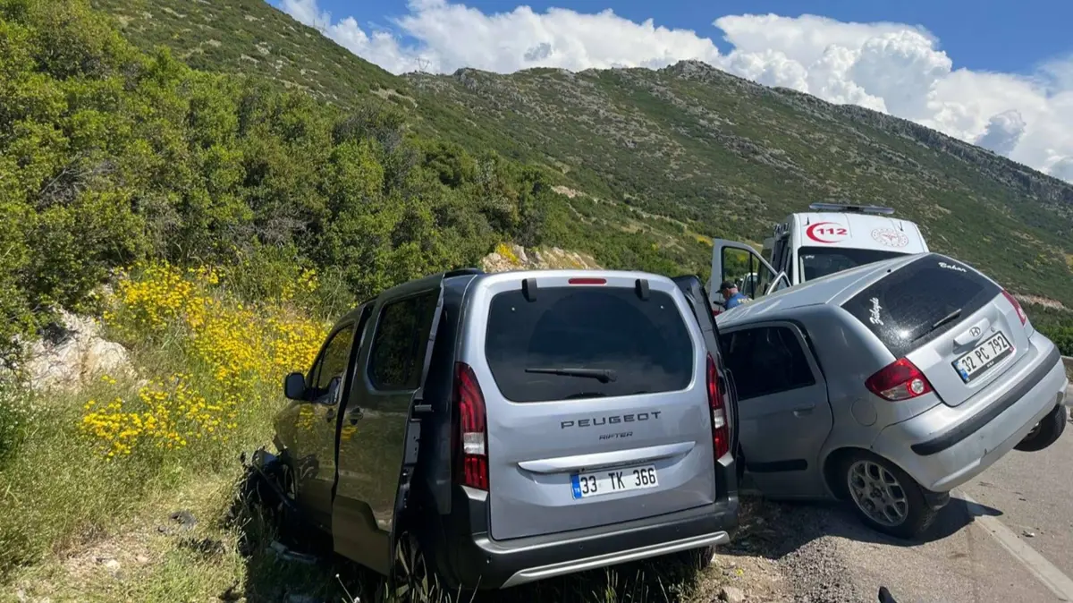 Isparta'da iki otomobil çarpıştı: Ölü ve yaralılar var