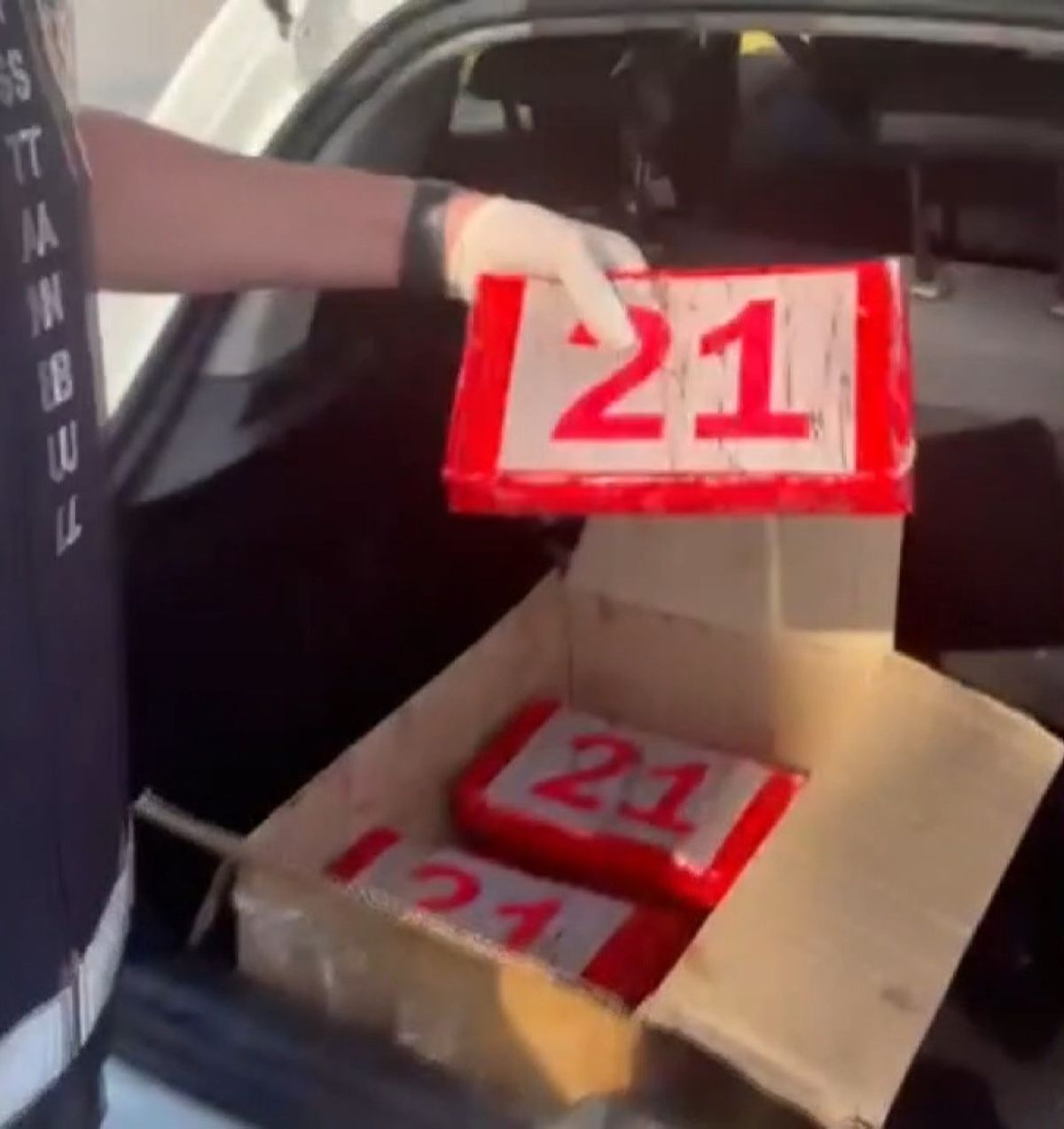 Bayrampaşa'da uyuşturucu operasyonu; otomobilde 20 kilogram kokain ele geçirildi