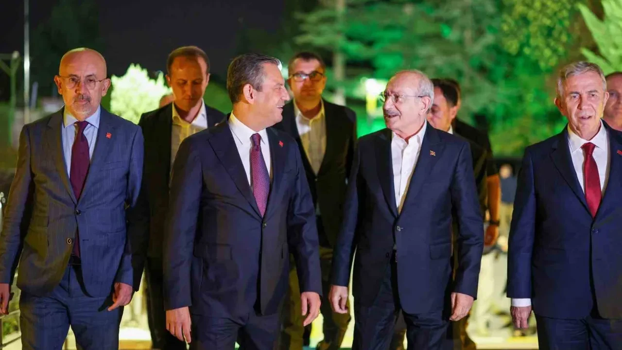 Berhan Şimşek'ten Özgür Özel tarafına "grup toplantısı" uyarısı:: "Eşlik etmezlerse hesap sorarız"
