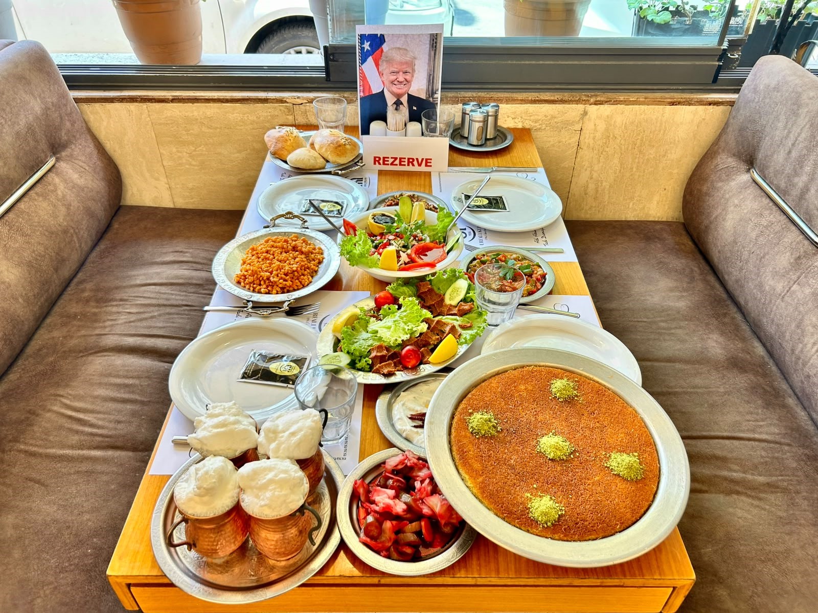 Aspavacılarda Trump hazırlığı. Özel masası ayrıldı, sürekli tazelenecek