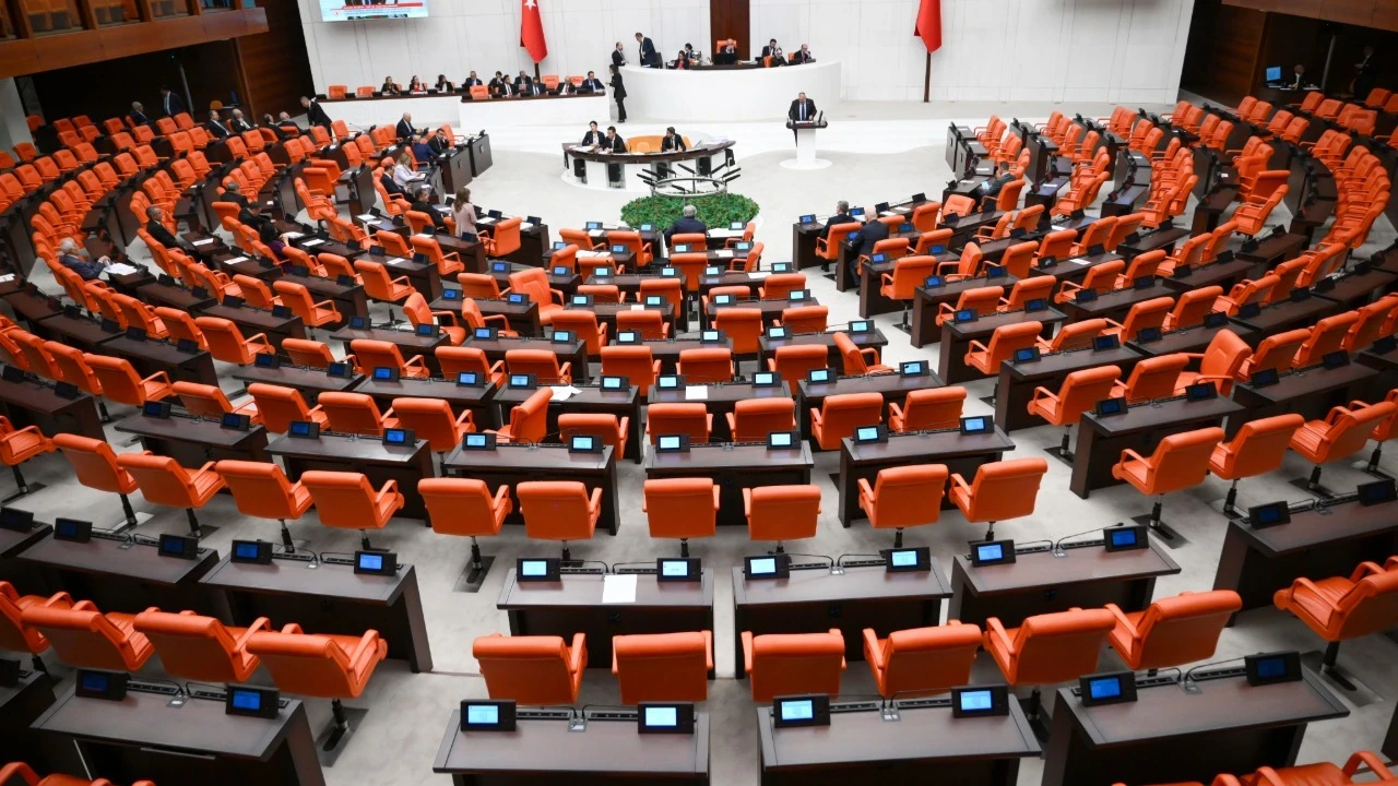 Meclis'te CHP sıraları boş kaldı