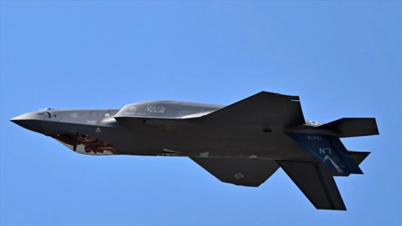 Merak uyandıran görüntü: F-35, Beyaz Saray çevresinde havada asılı kaldı