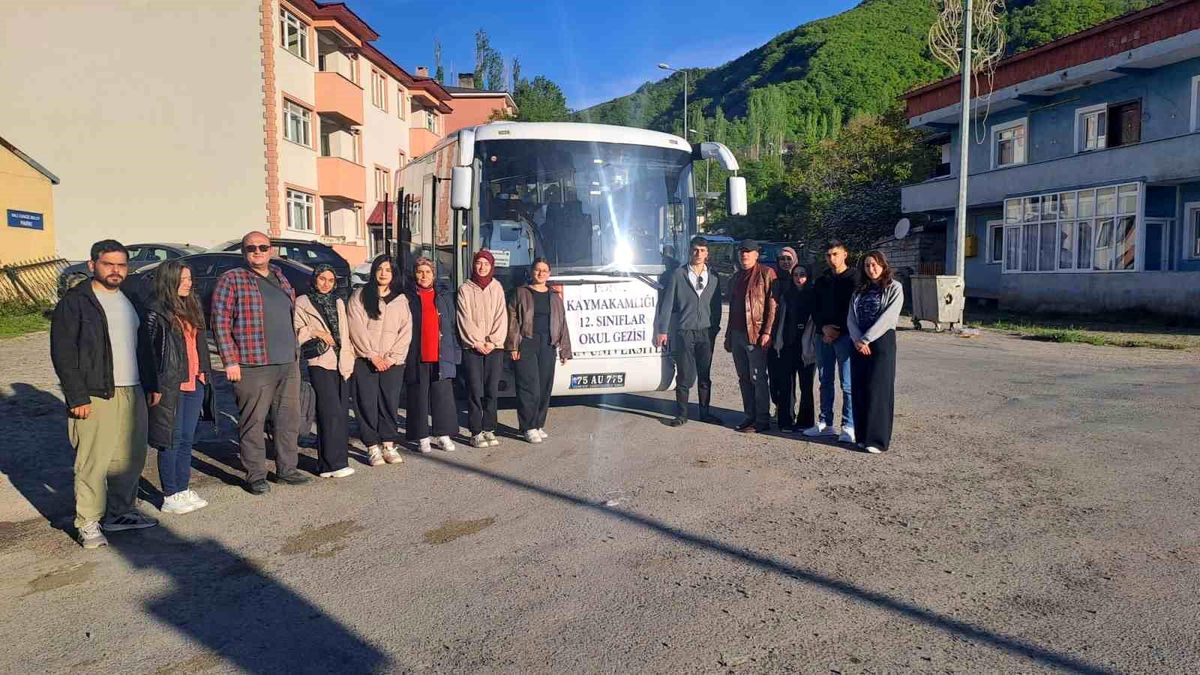 Posof Kaymakamlığı'ndan öğrencilere büyük moral: Rize gezisi düzenlendi