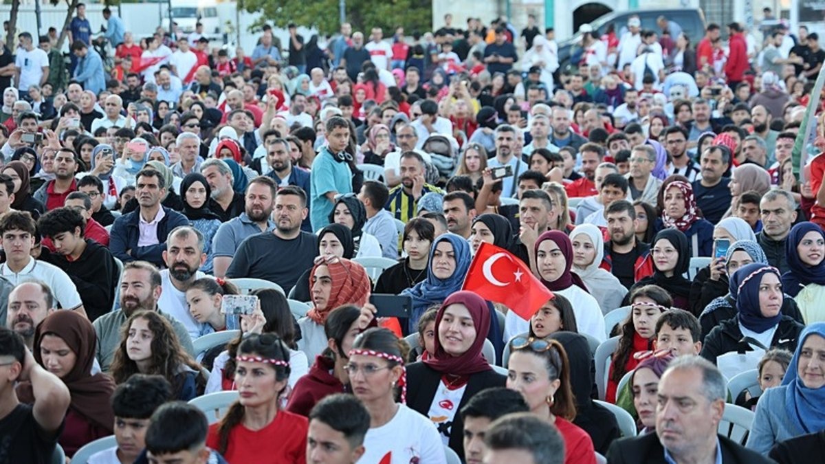 İzmir'de milli maç heyecanı