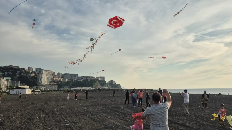 Vahşi çöp depolama alanına dikkat çekmek için uçurtmalarını havalandırdılar