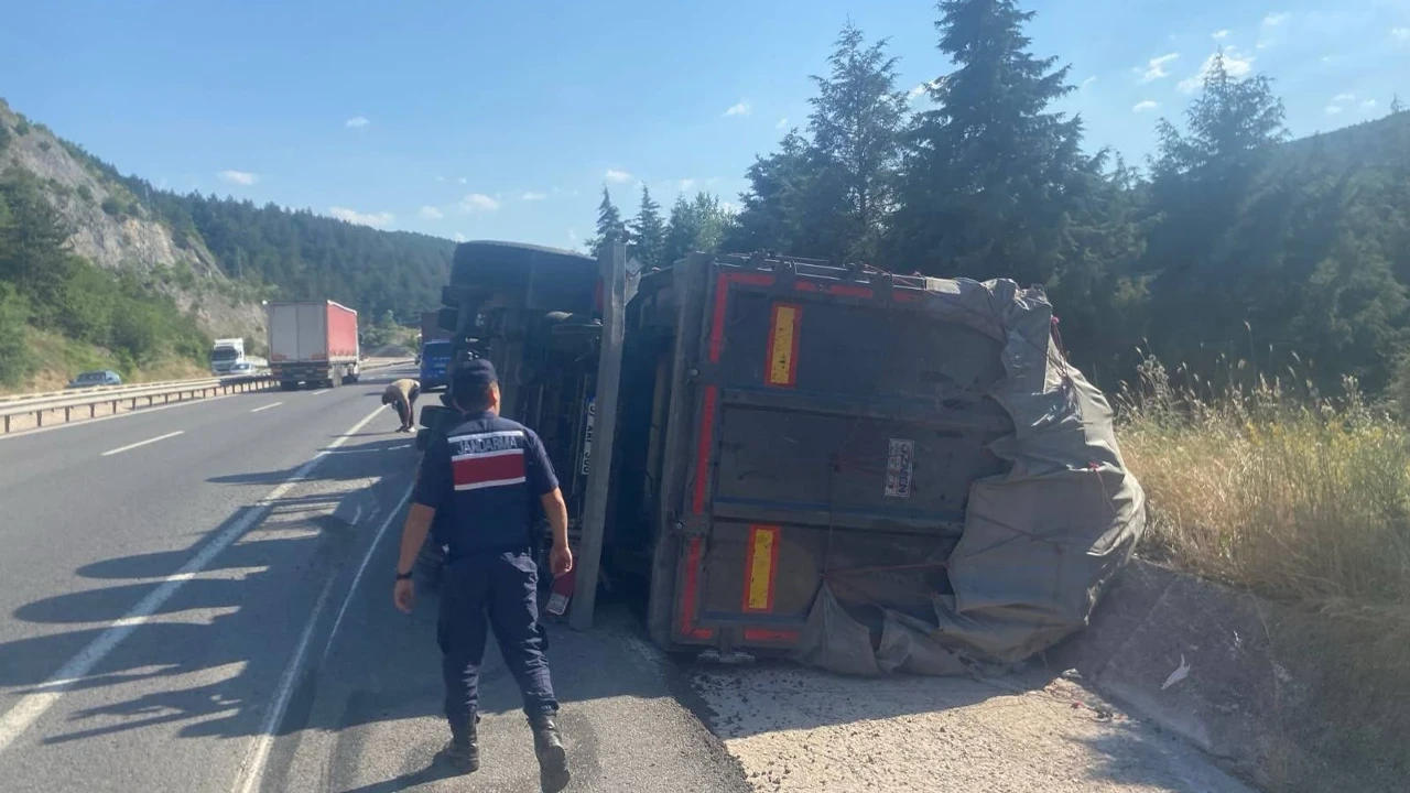 Bilecik’te kontrolden çıkan tır bankete devrildi