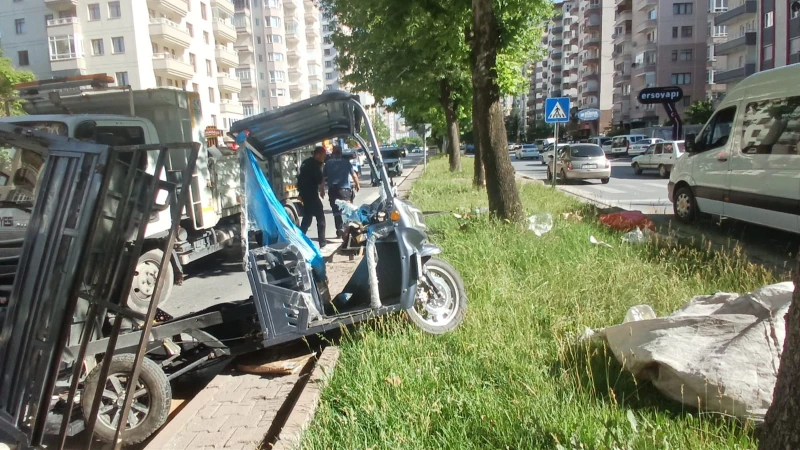 Kayseri’de otomobil ile elektrikli bisiklet çarpıştı: Beş kişi yaralandı
