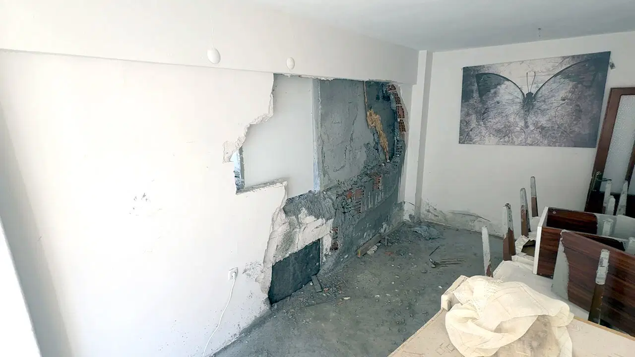 Avcılar’da mikser hortumu bitişikteki evin duvarını deldi: Salon betonla doldu