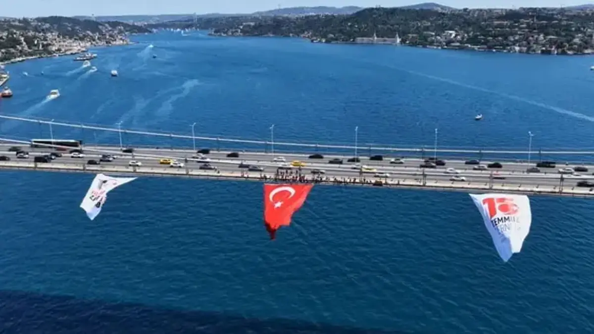 İstanbul Boğazı'ndaki köprülere Türk bayrağı asıldı