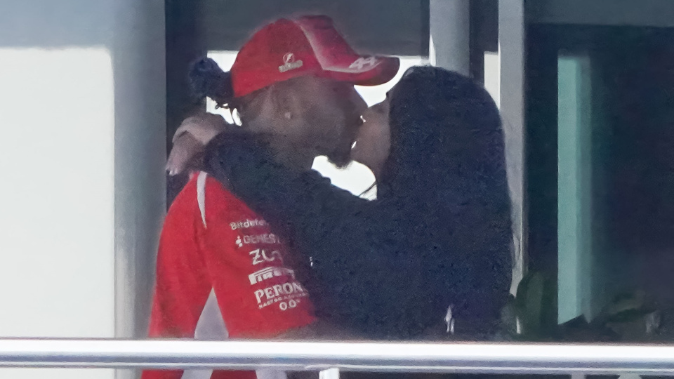 Kim Kardashian'dan Lewis Hamilton'a kutlama öpücüğü