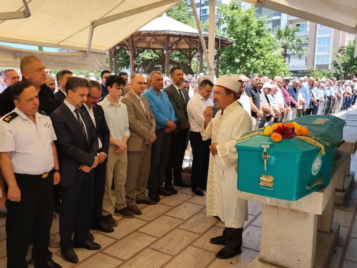 Manisa'da ölen arkadaşının cenazesinde kalp krizi geçirdi