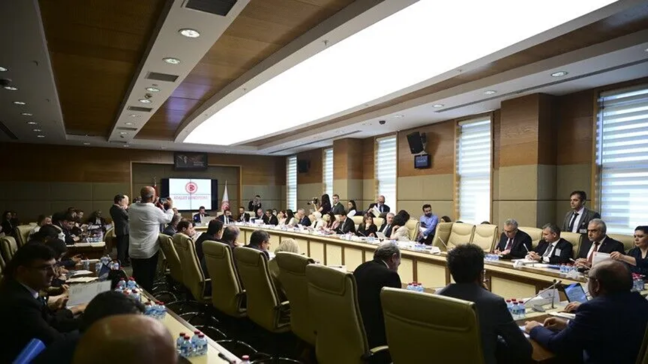 18 yaş altına müebbet hapis geliyor: Suça sürüklenen çocuklara ilişkin kanun teklifi komisyonda kabul edildi