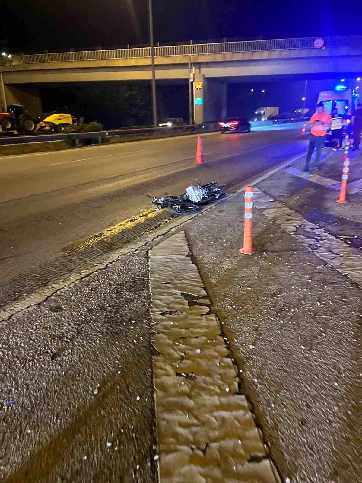 Kontrolden çıkan motosiklet tırın altına girdi, sürücü hayatını kaybetti