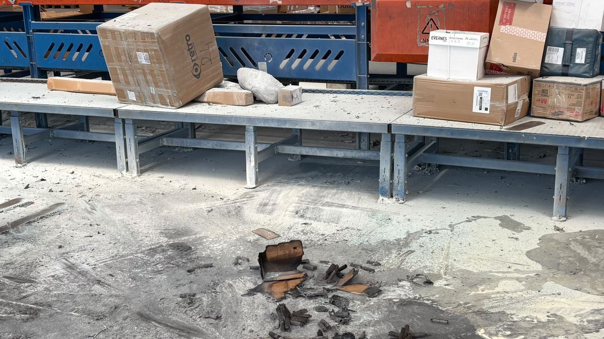 Sipariş Edilen Havai Fişeklerin İçindeki Kargo Kutusu Alev Aldı