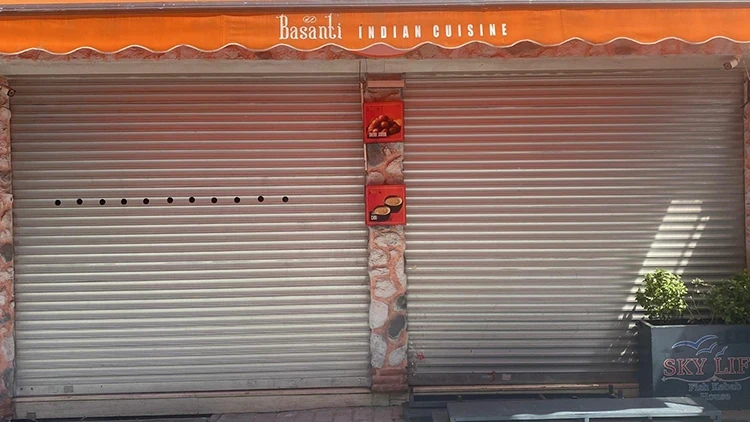 Fatih'te mühürlü dükkandaki kötü kokunun altından bozuk gıda ve kedi ölüleri çıktı