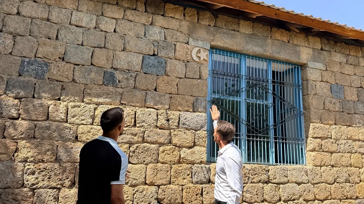 30 yıl önce kendi emeğiyle yaptı! Motiflerle süslediği ev turistlerin ilgi odağı oldu